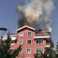 Ankara'da 5 katlı binanın çatısında yangın!