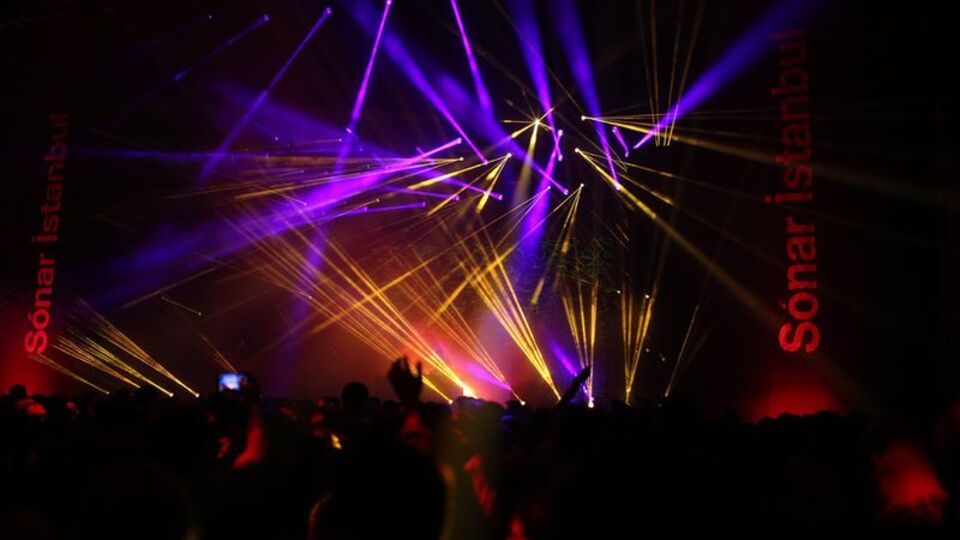 400 kişi 533 parça ışık 183 hoparlör: Sónar Istanbul