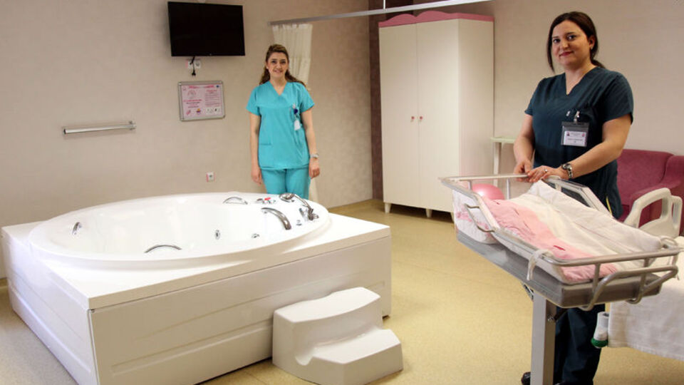 Bakanlıktan beş yıldızlı hastane odasında jakuzide doğum konforu!