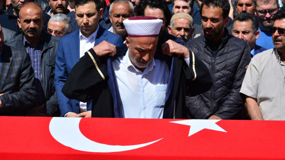 Emekli imam babanın zor görevi!