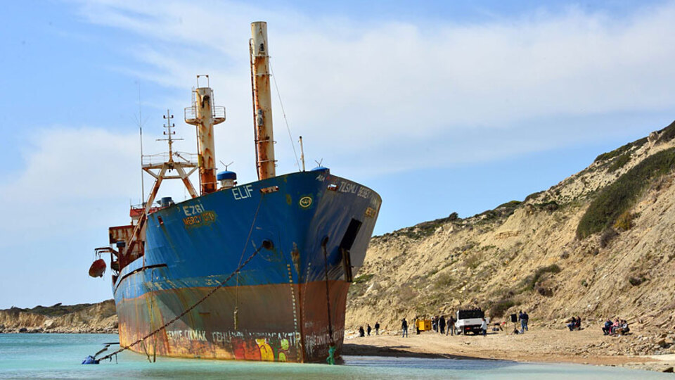 Bozcaada'nın 'davetsiz misafiri' sökülmeye başlandı