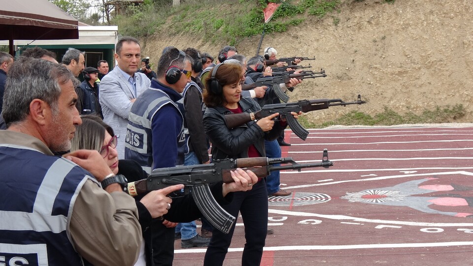 Muhtarlara silah eğitimi!