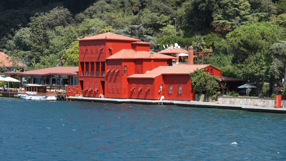 Film ve dizilere ev sahipliği yapmıştı, Boğaz'ın en eski yalılarındandı!