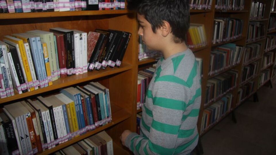 11 yaşındaki Taha, il halk kütüphanesinin en çok kitap okuyan üyesi oldu!