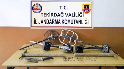 Kazma ve kürekle define ararken yakalandılar