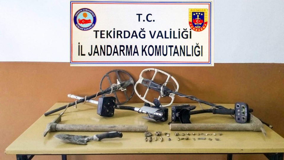 Kazma ve kürekle define ararken yakalandılar