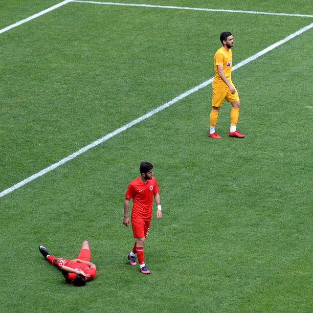 4 gol yedi, taraftara kızarak sahayı terk etti!