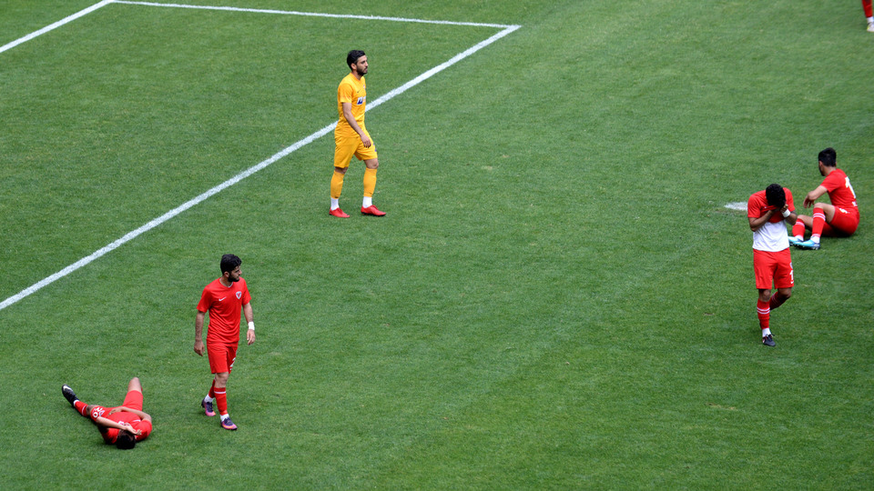 4 gol yedi, taraftara kızarak sahayı terk etti!