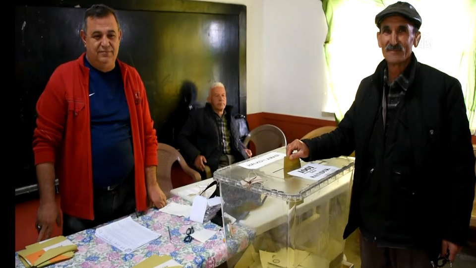 'Bizim mahalleyi diğer ilçeye bağlayın' referandumu