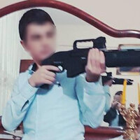 Gençlerin hatıra pozu verdiği pompalı tüfek ateş aldı! 1 ölü