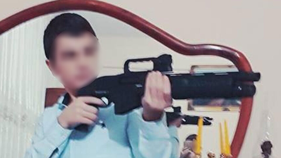 Gençlerin hatıra pozu verdiği pompalı tüfek ateş aldı! 1 ölü