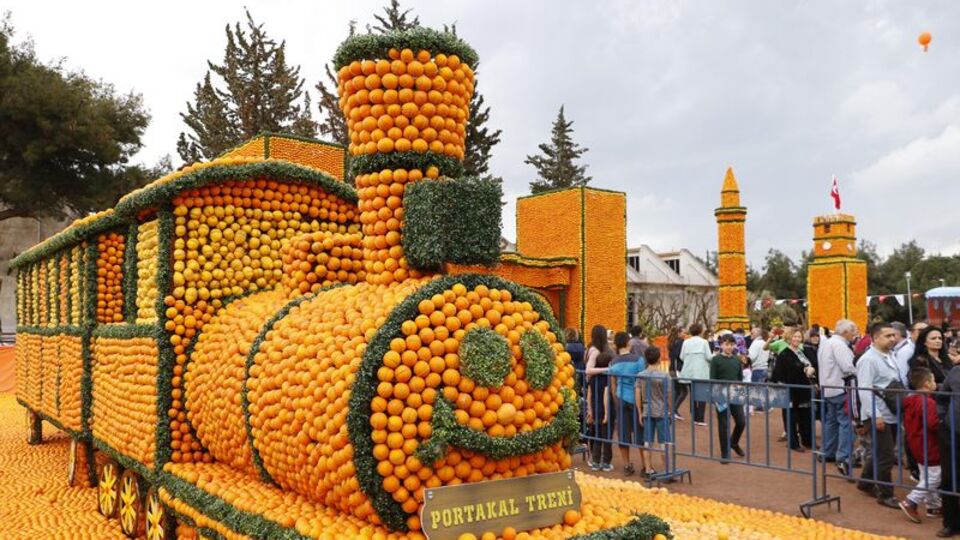 50 ton narenciye kullanarak Antalya'nın simgelerini yeniden yaptılar!