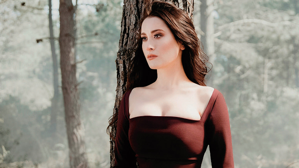 Hem söyledi, hem klip çekti