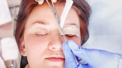 Göz kapağını kapatamayan hastalara altınla tedavi!