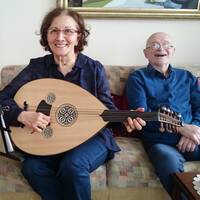 Alzheimer hastası eşi için 70 yaşında ud çalmayı öğrendi