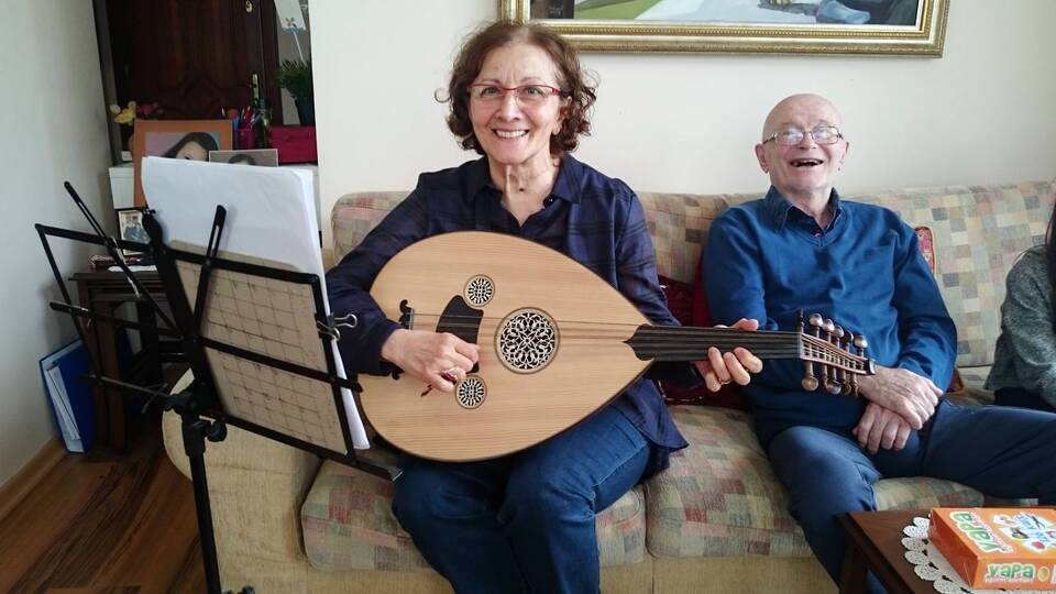 Alzheimer hastası eşi için 70 yaşında ud çalmayı öğrendi