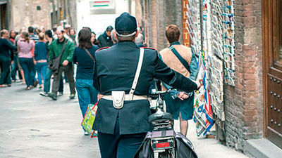 Maaşı az buldu, mektupları dağıtmadı