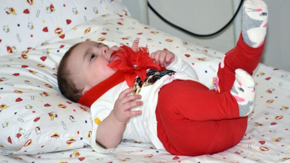 Dünyada sadece 10 kişide bulunan hastalığa kapılan bebek şifayı Alanya'da buldu
