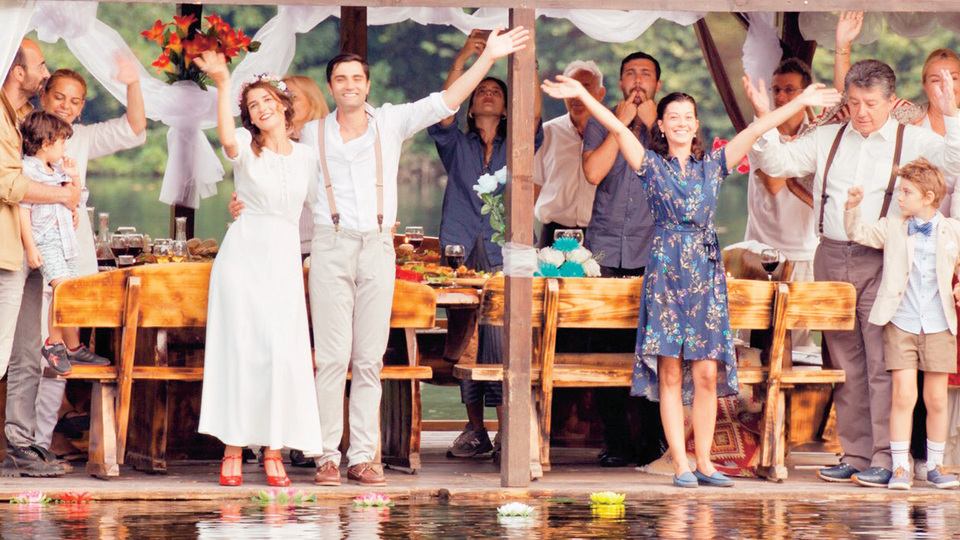 İkinci düğünü sette yaptılar