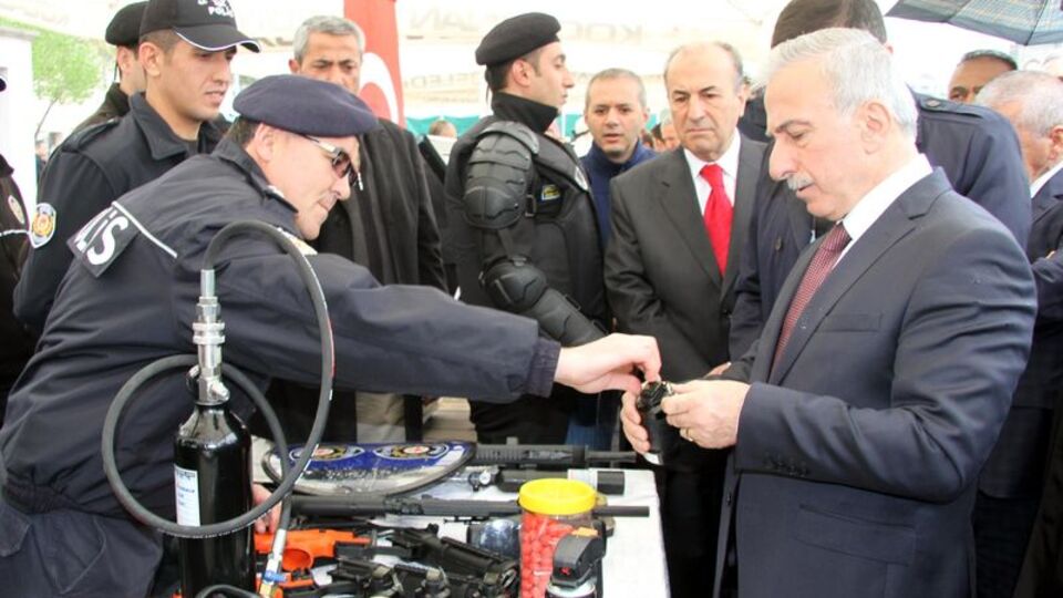 Vali, yanlışlıkla biber gazı sıktı!