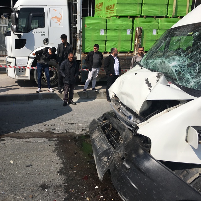 Öğrenci servisi ile yolcu minibüsü çarpıştı! 1'i ağır 5 yaralı
