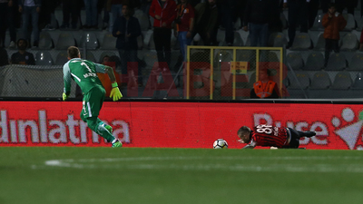 Muslera'yı çalımladı, ayağı kaydı