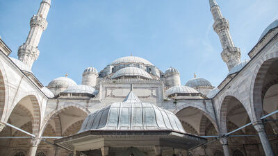 Şehzadebaşı Külliyesi'ndeki yeşil sütun, 470 yıldır eski İstanbul'un merkezi!