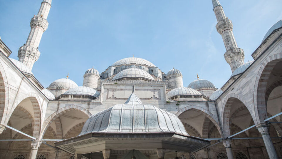 Şehzadebaşı Külliyesi'ndeki yeşil sütun, 470 yıldır eski İstanbul'un merkezi!