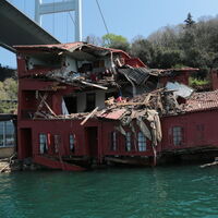 Geminin çarptığı yalı denize doğru kaydı! "Yalının yıkılma riski bulunuyor"