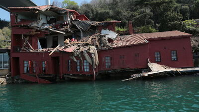 Geminin çarptığı yalı denize doğru kaydı! "Yalının yıkılma riski bulunuyor"