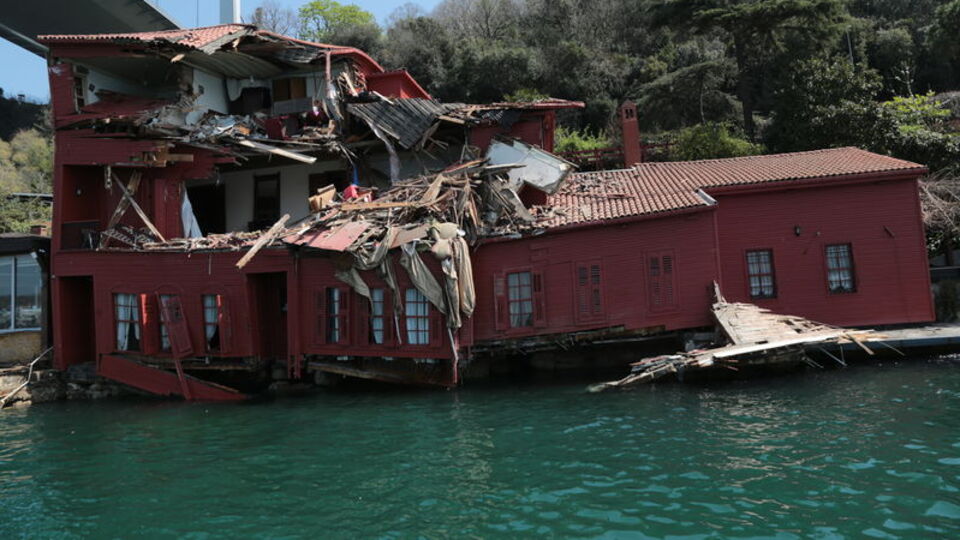Geminin çarptığı yalı denize doğru kaydı! "Yalının yıkılma riski bulunuyor"