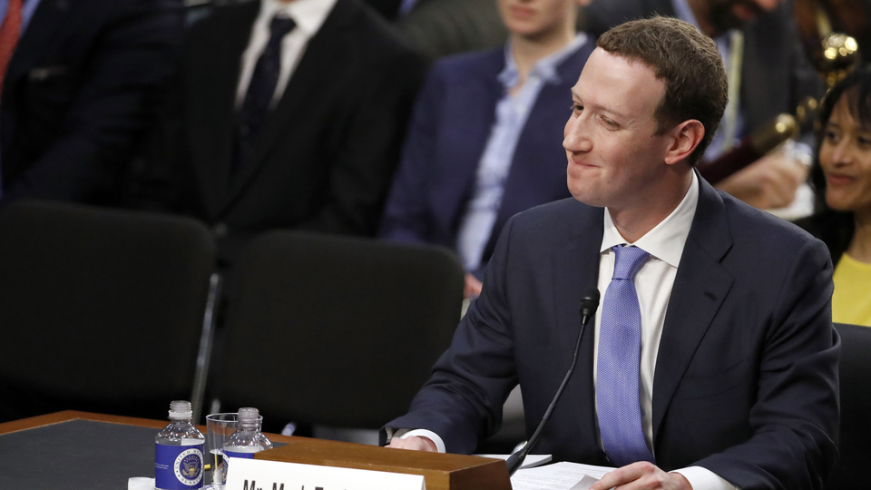 Zuckerberg yanıtladı: Facebook telefon mikrofonlarını dinliyor mu?