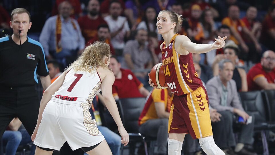 Aslan kupanın bir ucundan tuttu