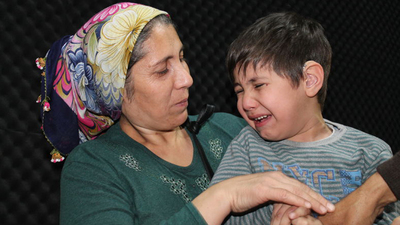 İlk kez işiten minik Efe gözyaşlarına boğuldu!