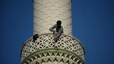 Pompalı tüfekle minareye çıktı! Polisi alarma geçirdi