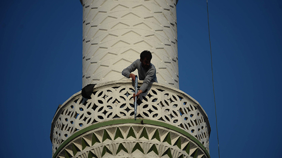 Pompalı tüfekle minareye çıktı! Polisi alarma geçirdi