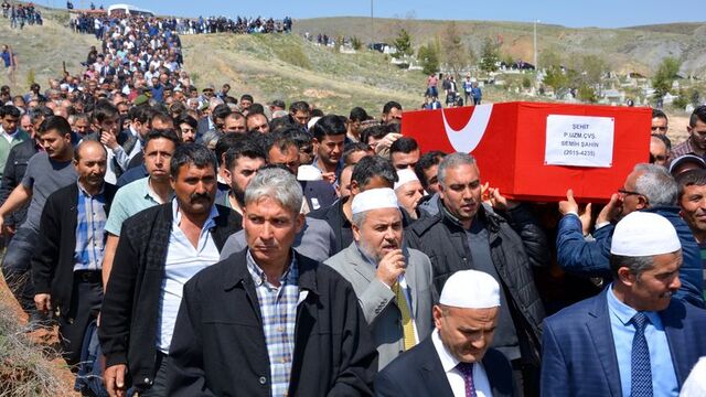 Şemdinli şehidi son yolculuğuna uğurlandı