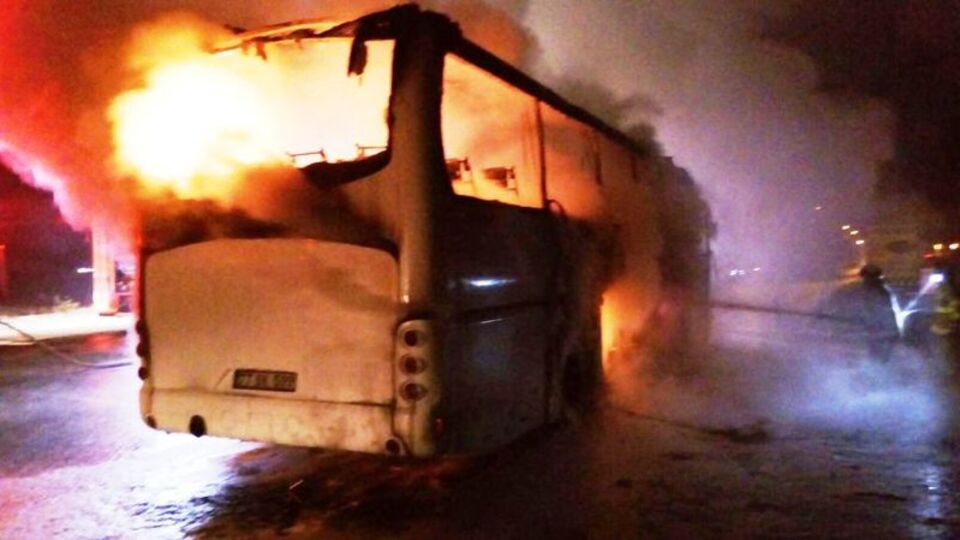 35 yolcusu bulunan tur otobüsü alev aldı!