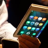 Ne Apple ne de Samsung! İlk katlanabilir telefon geliyor!