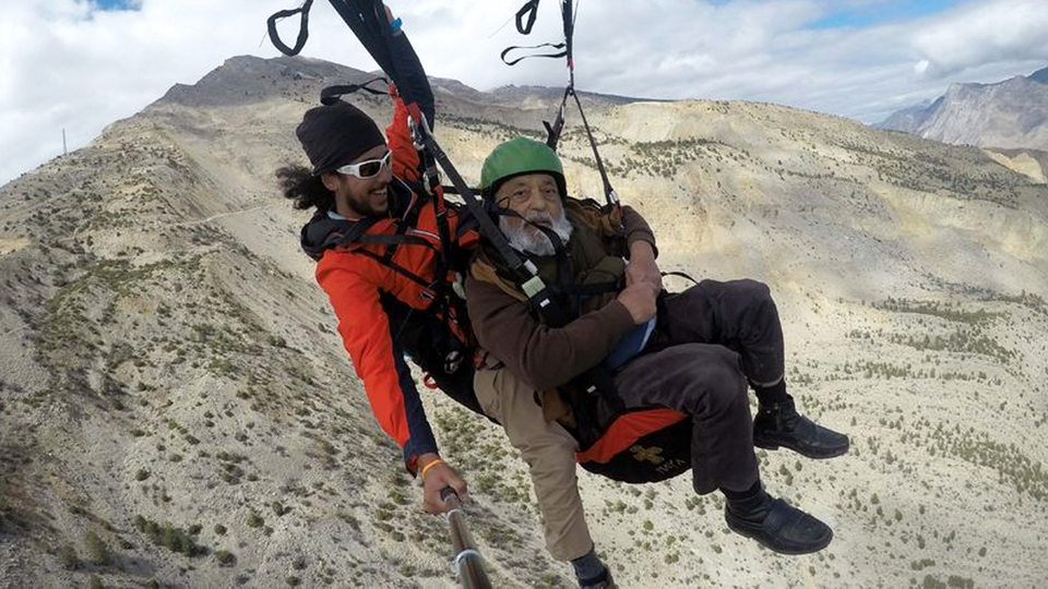 Turist çekmek için 64 yaşında 2 bin 300 metreden atladı!