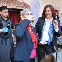 "Gelecek bağırsaklarımızda" dedi, lıkır lıkır içti!