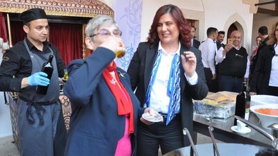 "Gelecek bağırsaklarımızda" dedi, lıkır lıkır içti!