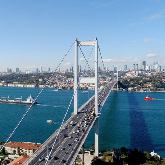 Gitmesek de görmesek de orada bir yalı var Boğaz'da