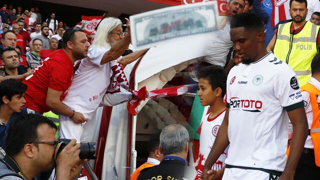 Antalya'da Eto'o'ya dolarlı tepki!