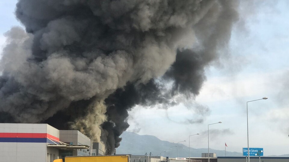 Dev fabrika küle döndü!