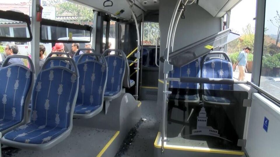 Hafriyat kamyonu İETT otobüsüne çarptı! Yaralılar var