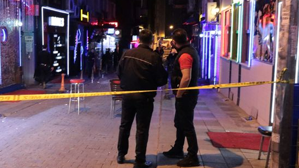 Kadıköy Barlar sokağında silah sesleri! 2 yaralı