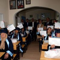 Okuma yazma öğrendiler, cübbe giyip kep taktılar!