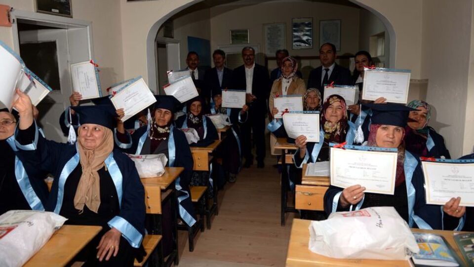 Okuma yazma öğrendiler, cübbe giyip kep taktılar!