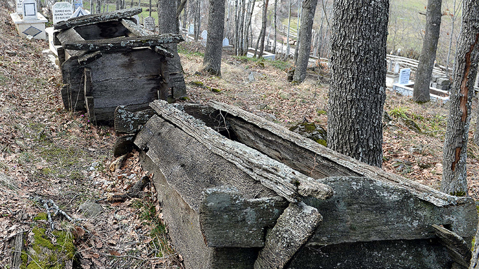 Ahşap mezarların sırrı çözülemiyor! Başka köylerde böylesi yok